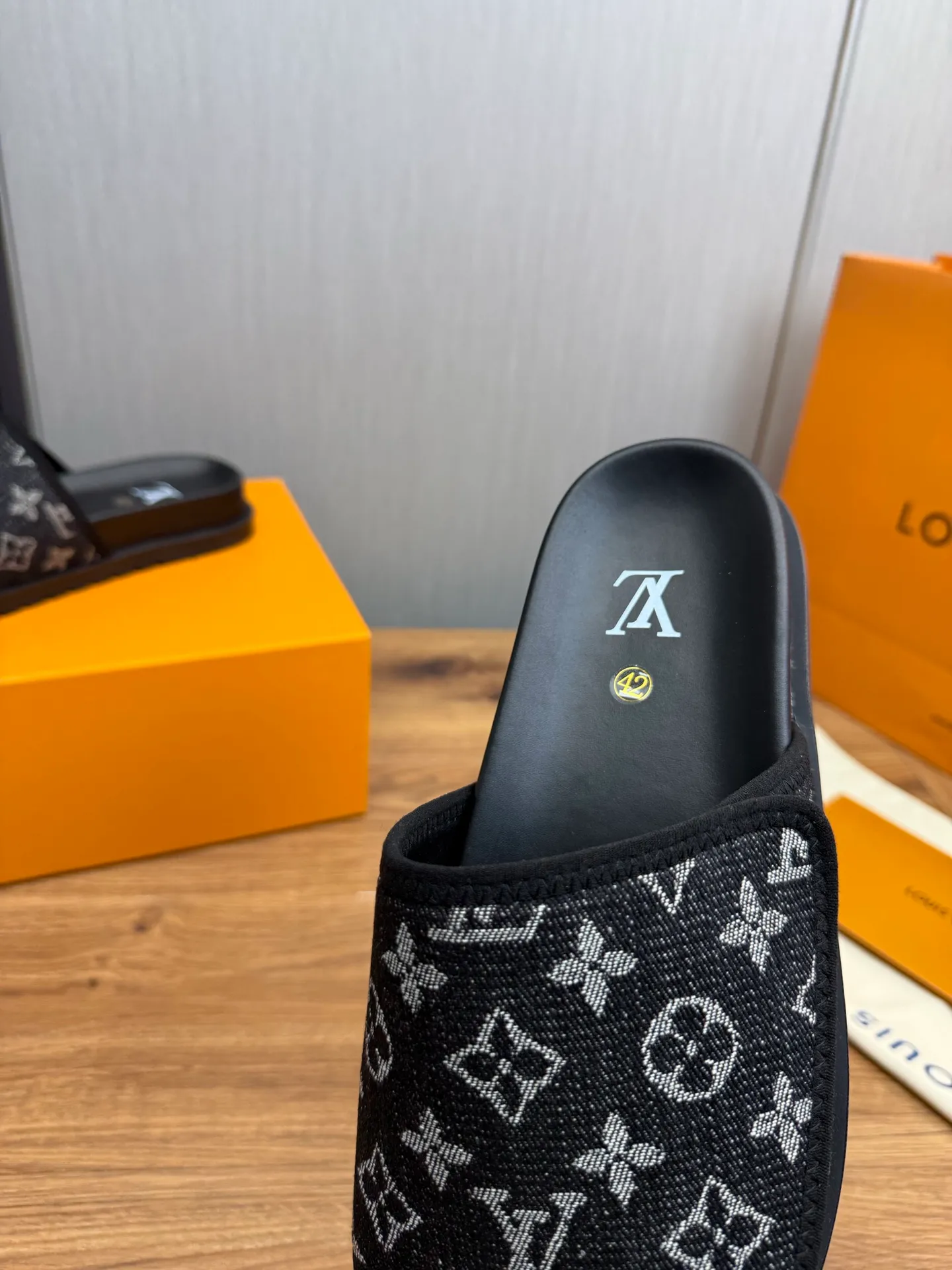 Men's shoes 💰320💰 Lv. hot selling men's slippers 🔥 🩴Official website one to one production 38-45 sizes 45 46 🉑️Customized!